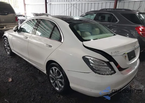 2018 Mercedes-Benz C 300 4Matic z USA, uszkodzony, nr VIN WDDWF4KB1JR356717